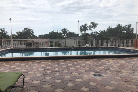Condo in North Miami, Florida, 1 bedroom  № 1951832 - photo 8