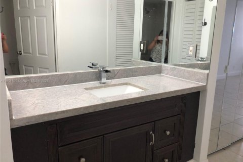 Condo in North Miami, Florida, 1 bedroom  № 1951832 - photo 6