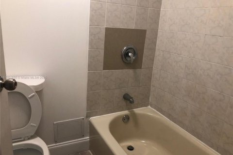Condo in North Miami, Florida, 1 bedroom  № 1951832 - photo 5