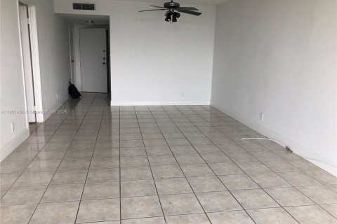 Condo in North Miami, Florida, 1 bedroom  № 1951832 - photo 1