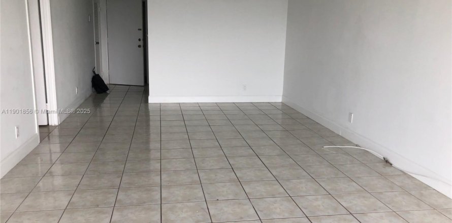 Condo in North Miami, Florida, 1 bedroom  № 1951832