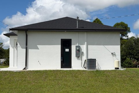 House in Lehigh Acres, Florida 3 bedrooms № 1938732 - photo 5