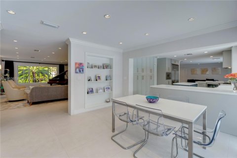 Купить виллу или дом в Пайнкрест, Флорида 5 спален, 367.52м2, № 2028786 - фото 17