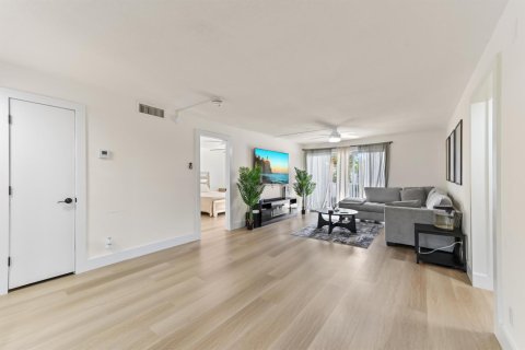 Condo in Deerfield Beach, Florida, 2 bedrooms  № 2152661 - photo 11
