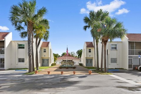 Condo in Deerfield Beach, Florida, 2 bedrooms  № 2152661 - photo 1