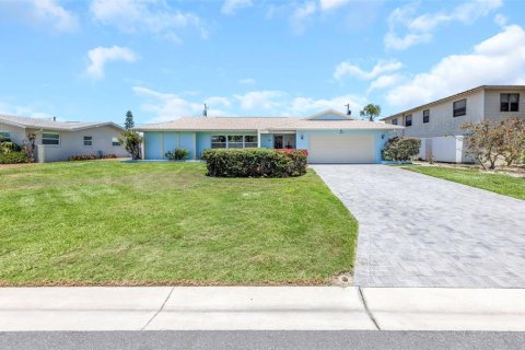 House in Belleair Beach, Florida 3 bedrooms, 182.18 sq.m. № 2142777 - photo 2