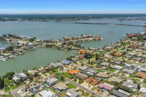 House in Belleair Beach, Florida 3 bedrooms, 182.18 sq.m. № 2142777 - photo 28