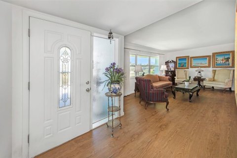 House in Belleair Beach, Florida 3 bedrooms, 182.18 sq.m. № 2142777 - photo 3