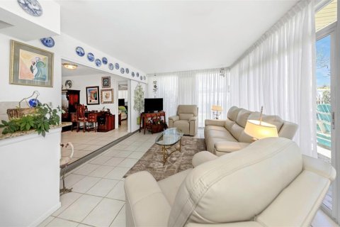 House in Belleair Beach, Florida 3 bedrooms, 182.18 sq.m. № 2142777 - photo 8