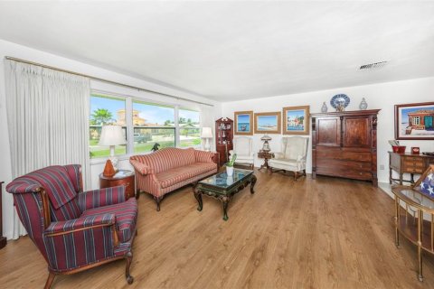 House in Belleair Beach, Florida 3 bedrooms, 182.18 sq.m. № 2142777 - photo 4