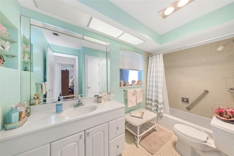 House in Belleair Beach, Florida 3 bedrooms, 182.18 sq.m. № 2142777 - photo 16
