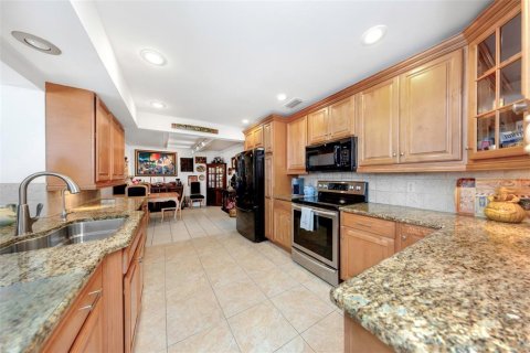 House in Belleair Beach, Florida 3 bedrooms, 182.18 sq.m. № 2142777 - photo 9