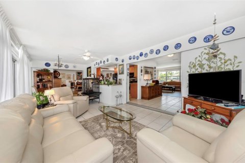 House in Belleair Beach, Florida 3 bedrooms, 182.18 sq.m. № 2142777 - photo 7