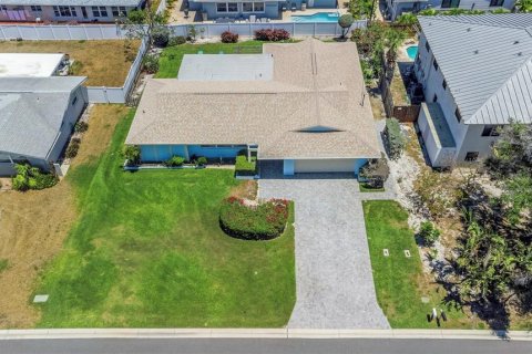 House in Belleair Beach, Florida 3 bedrooms, 182.18 sq.m. № 2142777 - photo 24
