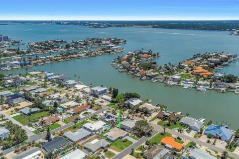 House in Belleair Beach, Florida 3 bedrooms, 182.18 sq.m. № 2142777 - photo 26