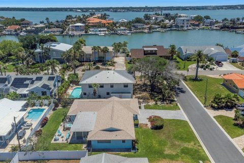 House in Belleair Beach, Florida 3 bedrooms, 182.18 sq.m. № 2142777 - photo 27