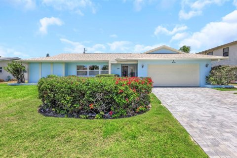 House in Belleair Beach, Florida 3 bedrooms, 182.18 sq.m. № 2142777