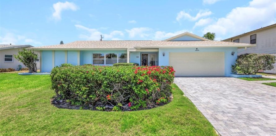 House in Belleair Beach, Florida 3 bedrooms, 182.18 sq.m. № 2142777