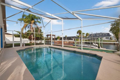 House in Tampa, Florida 3 bedrooms, 175.21 sq.m. № 2099256 - photo 2