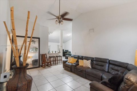 House in Pembroke Pines, Florida 3 bedrooms, 125.14 sq.m. № 1893367 - photo 3