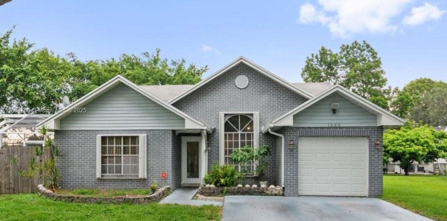 House in Pembroke Pines, Florida 3 bedrooms, 125.14 sq.m. № 1893367