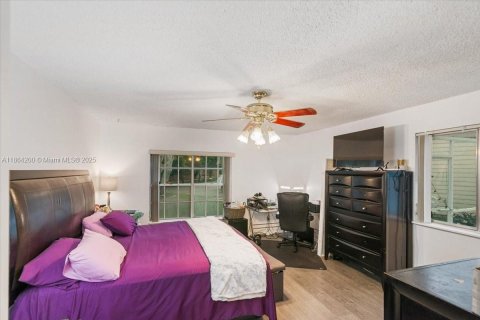 House in Pembroke Pines, Florida 3 bedrooms, 125.14 sq.m. № 1893367 - photo 14