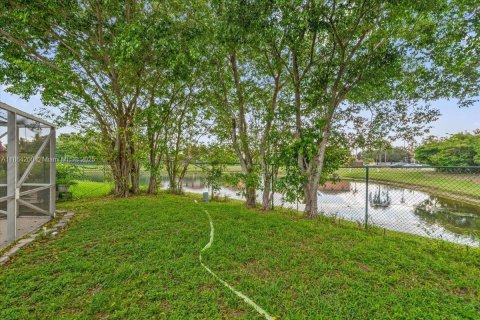 House in Pembroke Pines, Florida 3 bedrooms, 125.14 sq.m. № 1893367 - photo 24