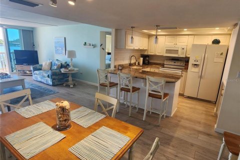 Condo in Treasure Island, Florida, 2 bedrooms  № 2383426 - photo 7