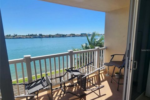 Condo in Treasure Island, Florida, 2 bedrooms  № 2383426 - photo 2