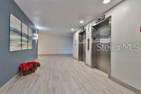 Condo in Treasure Island, Florida, 2 bedrooms  № 2383426 - photo 3