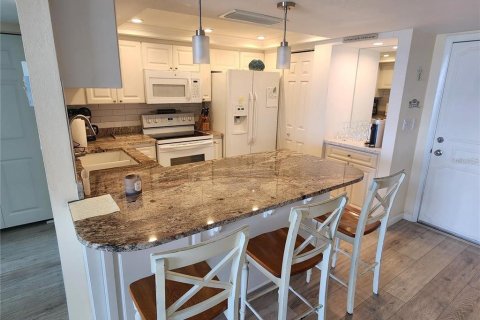 Condo in Treasure Island, Florida, 2 bedrooms  № 2383426 - photo 5