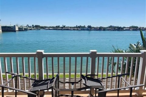 Condo in Treasure Island, Florida, 2 bedrooms  № 2383426 - photo 14