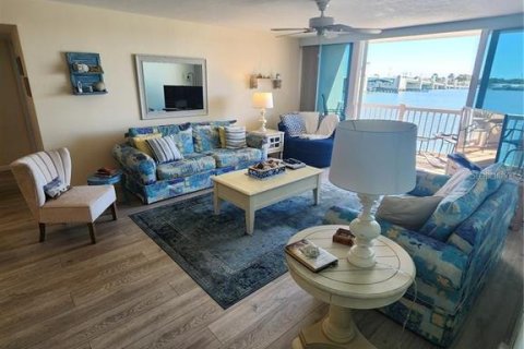 Condo in Treasure Island, Florida, 2 bedrooms  № 2383426 - photo 13