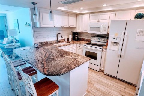 Condo in Treasure Island, Florida, 2 bedrooms  № 2383426 - photo 4