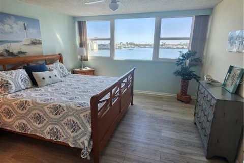 Condo in Treasure Island, Florida, 2 bedrooms  № 2383426 - photo 10