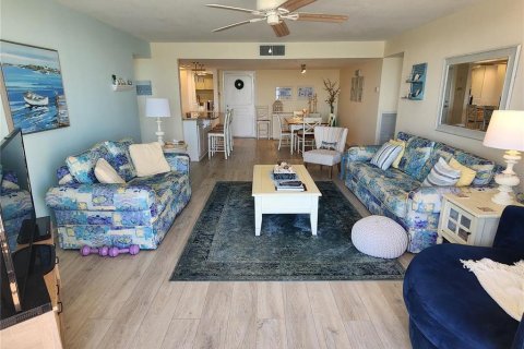 Condo in Treasure Island, Florida, 2 bedrooms  № 2383426 - photo 8