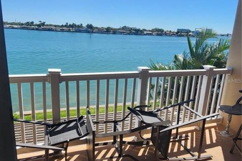 Condo in Treasure Island, Florida, 2 bedrooms  № 2383426 - photo 15