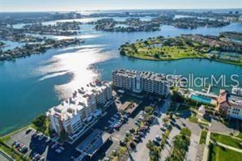 Condo in Treasure Island, Florida, 2 bedrooms № 2383426