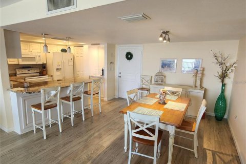 Condo in Treasure Island, Florida, 2 bedrooms  № 2383426 - photo 6