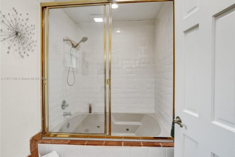 Купить виллу или дом в Плантация, Флорида 5 спален, 316.15м2, № 1927966 - фото 26