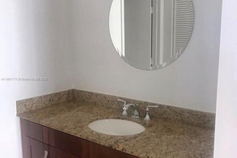 Condo in Miami, Florida, 2 bedrooms  № 1881828 - photo 11
