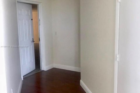 Condo in Miami, Florida, 2 bedrooms  № 1881828 - photo 5