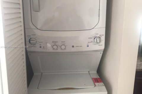 Condo in Miami, Florida, 2 bedrooms  № 1881828 - photo 13