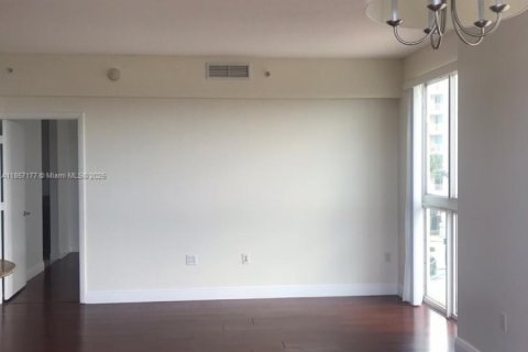 Condo in Miami, Florida, 2 bedrooms  № 1881828 - photo 3