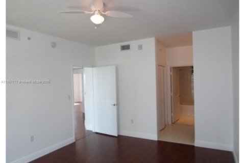Condo in Miami, Florida, 2 bedrooms  № 1881828 - photo 7