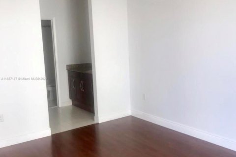 Condo in Miami, Florida, 2 bedrooms  № 1881828 - photo 6
