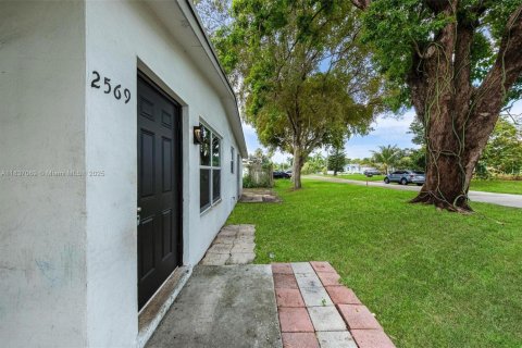 House in Margate, Florida 3 bedrooms, 85.47 sq.m. № 1823722 - photo 23