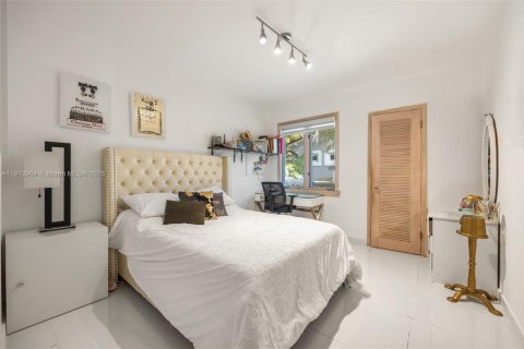 Casa en venta en Miami, Florida, 5 dormitorios № 1969008 - foto 16