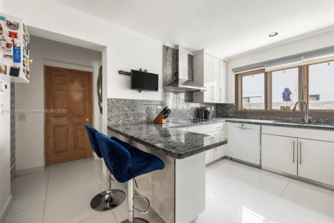 Casa en venta en Miami, Florida, 5 dormitorios № 1969008 - foto 10