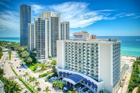 Condo in Sunny Isles Beach, Florida  № 1694297 - photo 1